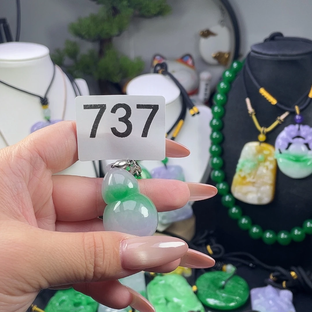 翡翠未镶嵌吊坠(赠链)