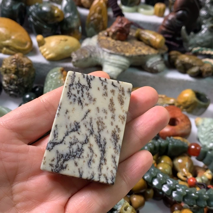 未镶嵌岫岩河磨玉（透闪石质玉）把件