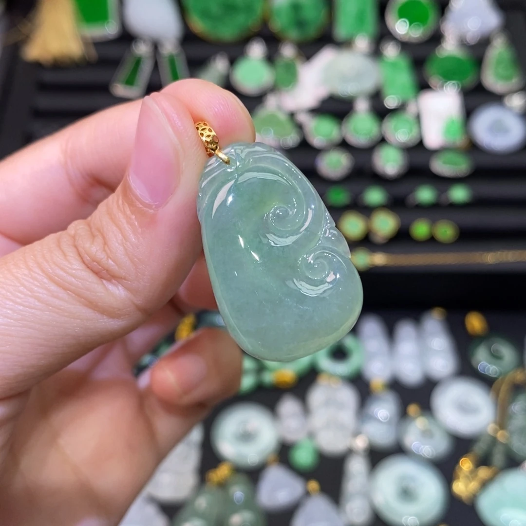 翡翠18K金镶嵌颈饰有纹裂