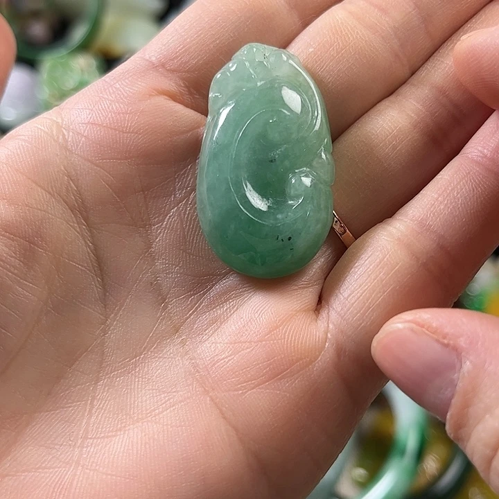 翡翠未镶嵌颈饰翡翠未镶嵌颈饰