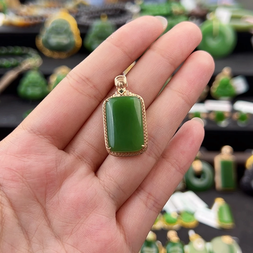和田玉18K金镶嵌吊坠(不含链)粉阳绿无事牌20mm