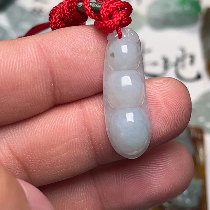 翡翠未镶嵌颈饰福豆