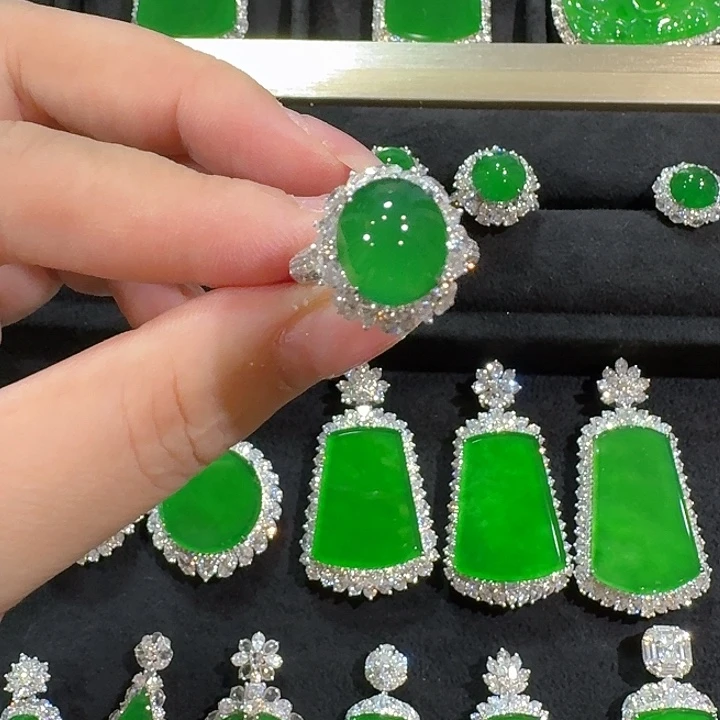 翡翠18K金镶嵌戒指蛋面