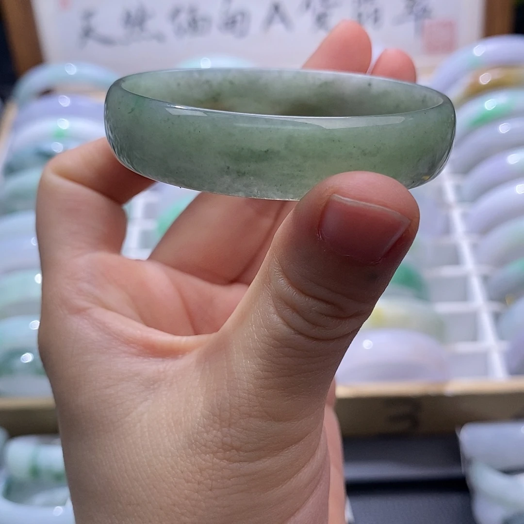 翡翠未镶嵌手链盼盼