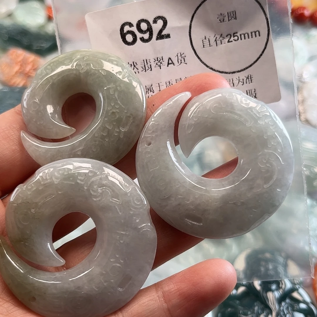 翡翠未镶嵌颈饰哈哈哈