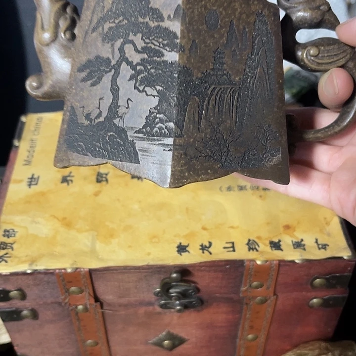 段泥茶壶原矿泥料手工制作的一把紫砂壶。