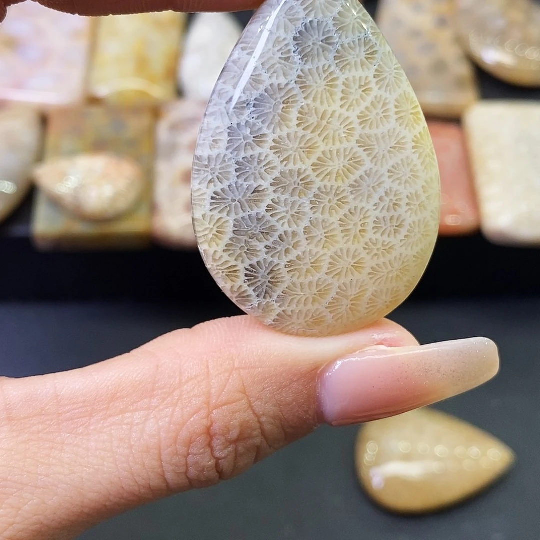 硅化玉颈饰合金春**月