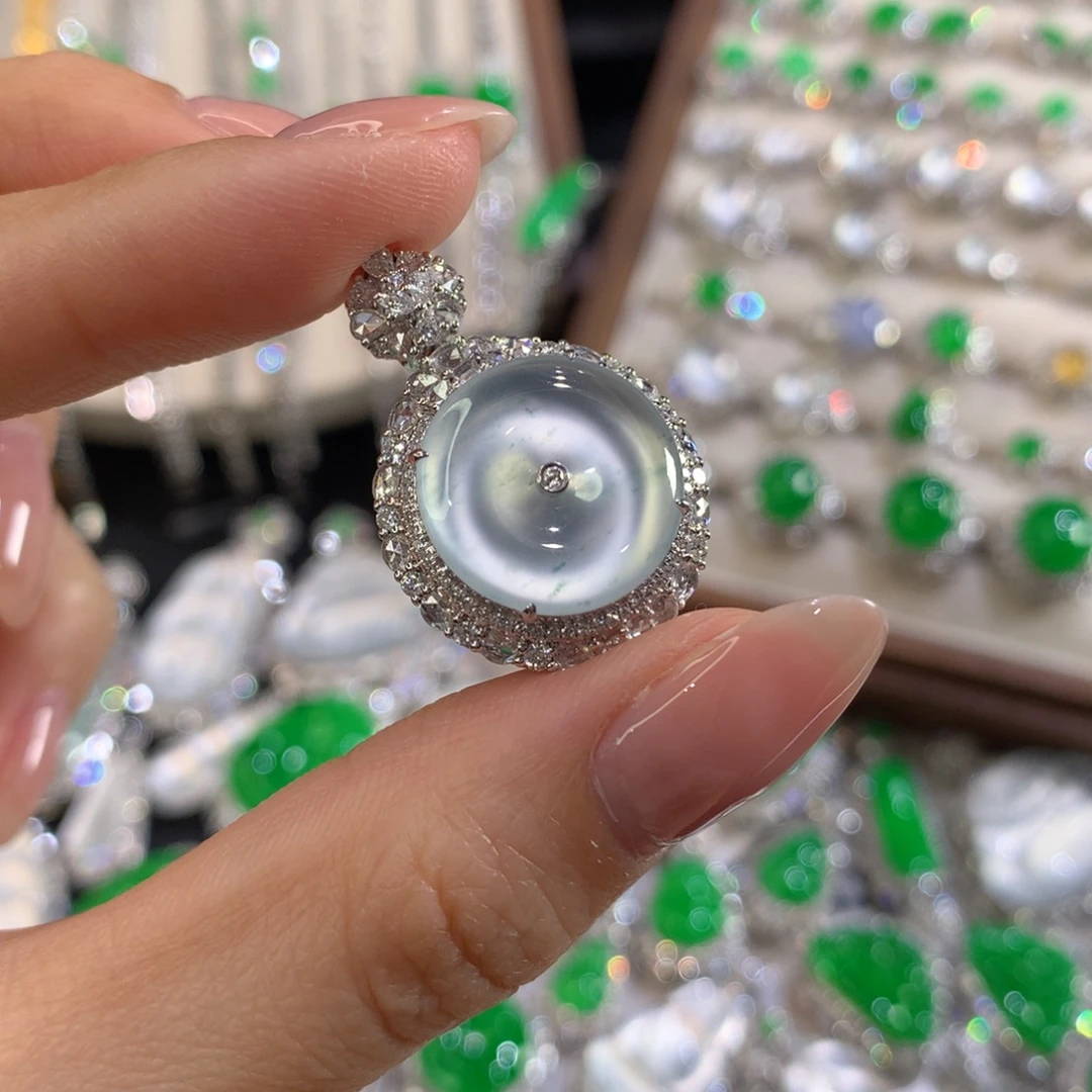 翡翠18K金镶嵌颈饰平安扣