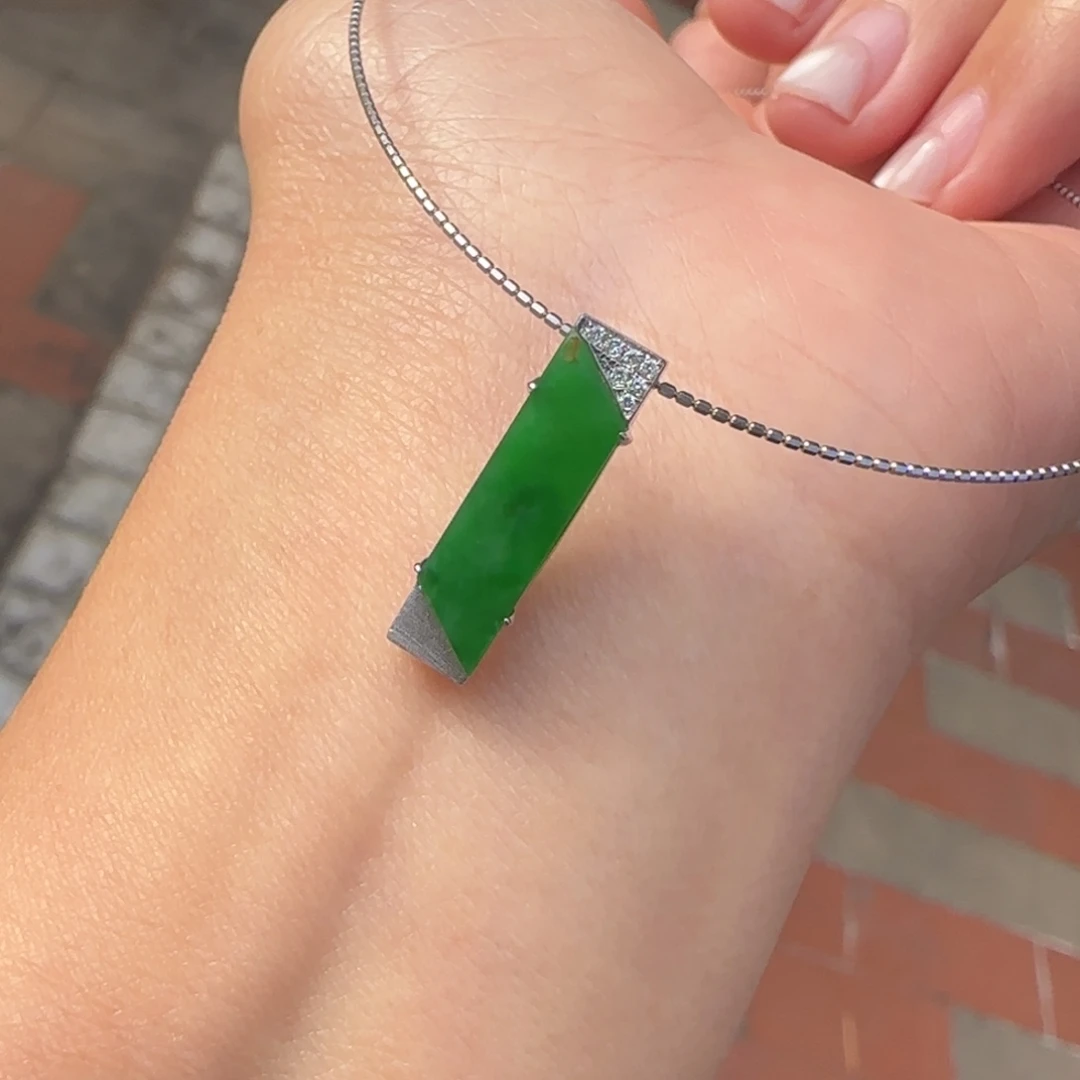 翡翠18K金镶嵌颈饰冰辣绿无事牌