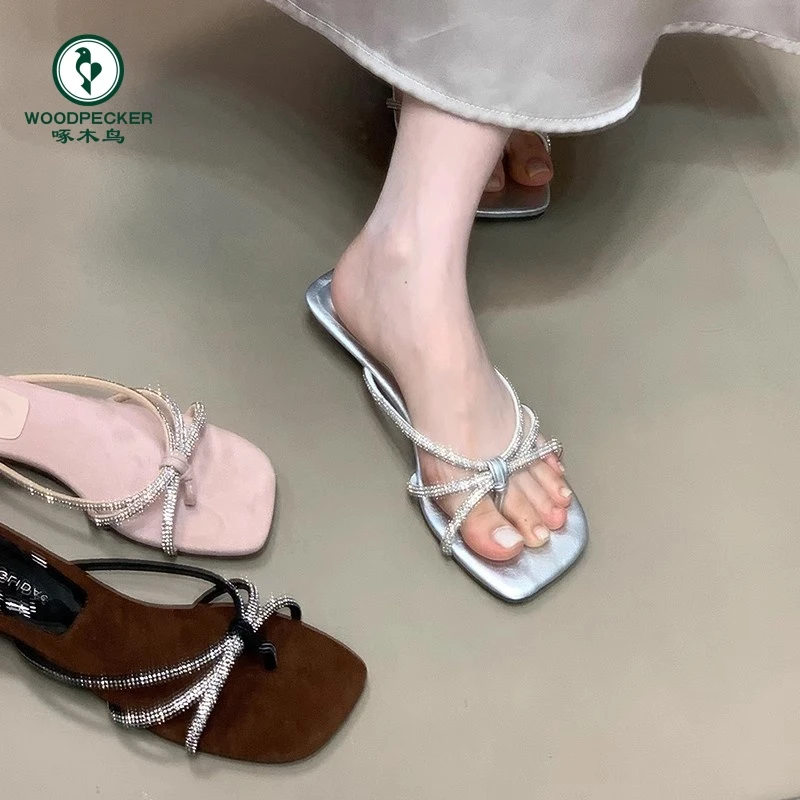 啄木鸟法式晚风夹趾细带水钻沙滩凉拖鞋2025新款夏季度假一字拖女