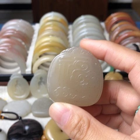 石英质玉未镶嵌颈饰