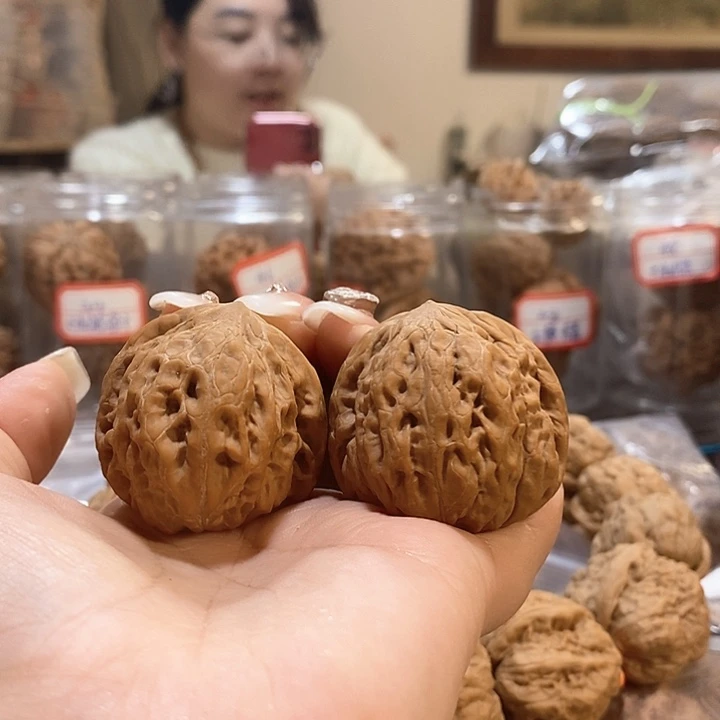 文玩核桃吊坠米****铁锤有水尖