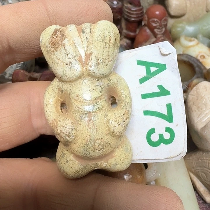 蛇纹石玉颈饰未镶嵌