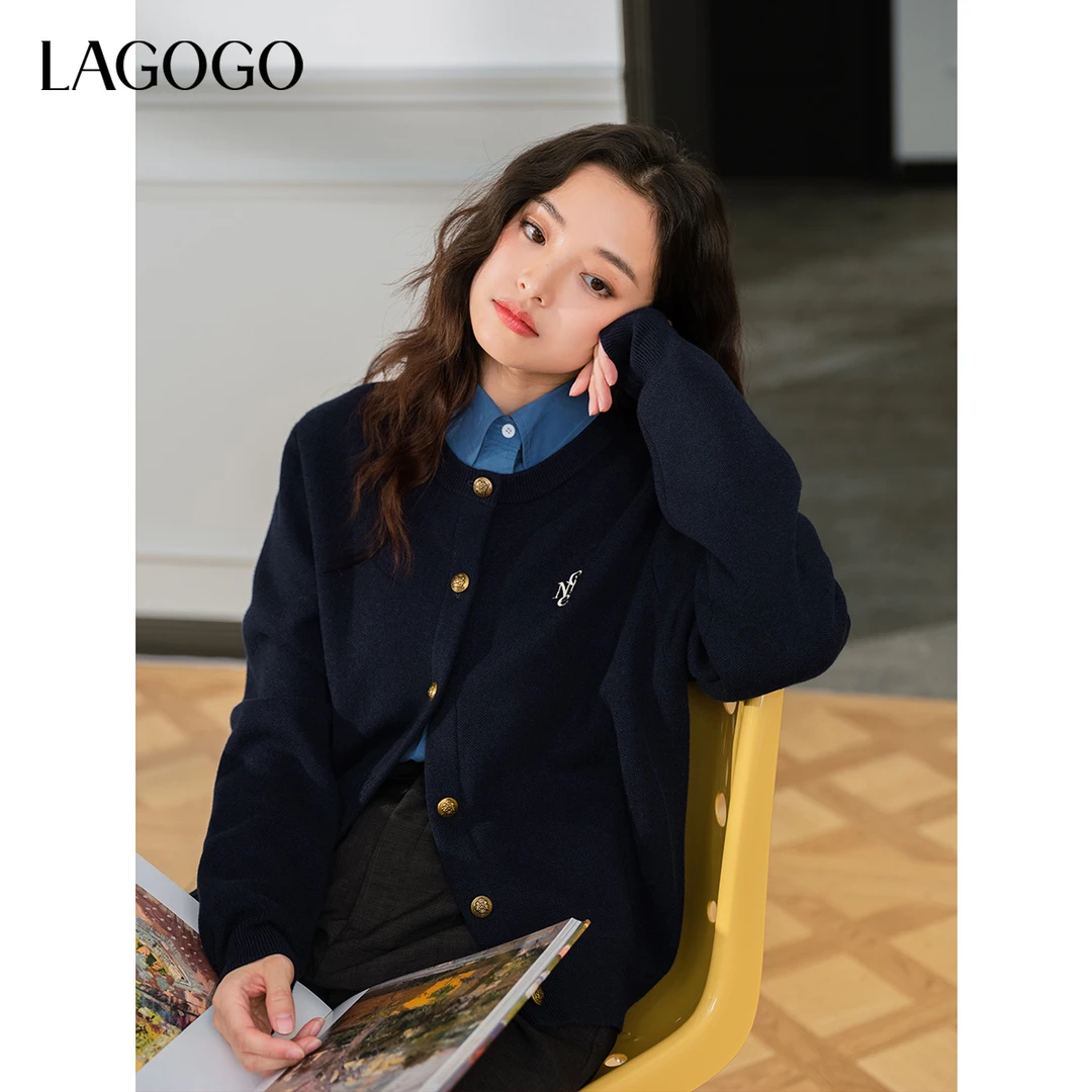 【八佰伴专属】lagogo2025新款温柔显白绣花圆领针织衫女OAMM811G20