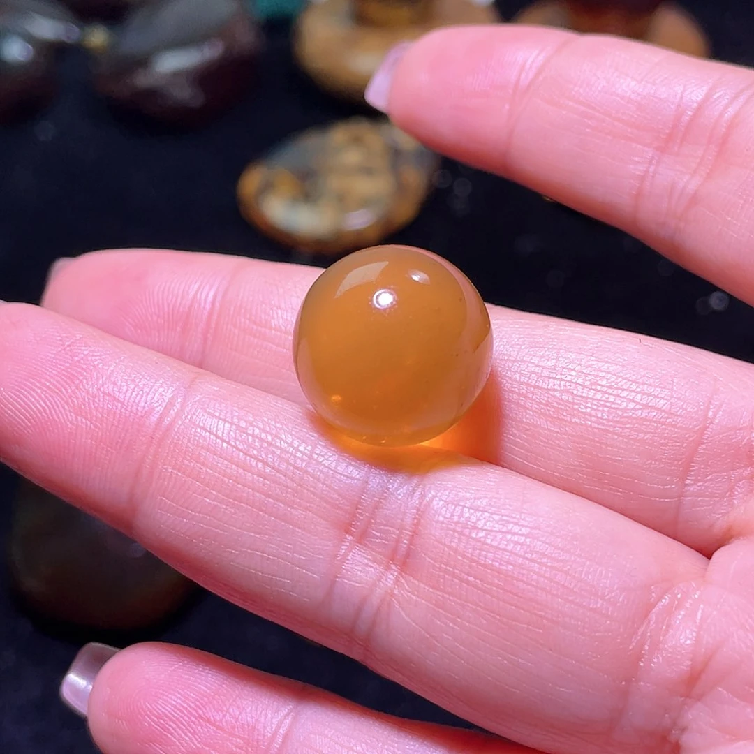 琥珀裸石未镶嵌。