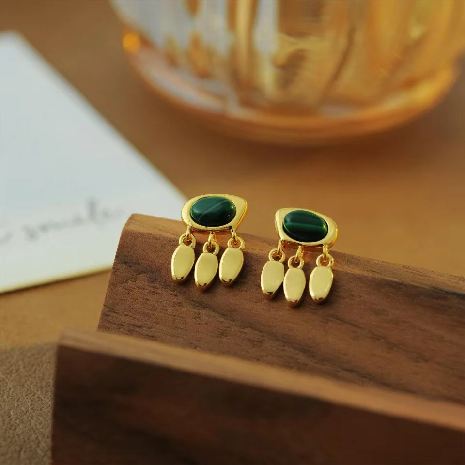 铜合金合成锆石耳饰 A10040---时尚轻奢法式复古绿色耳环