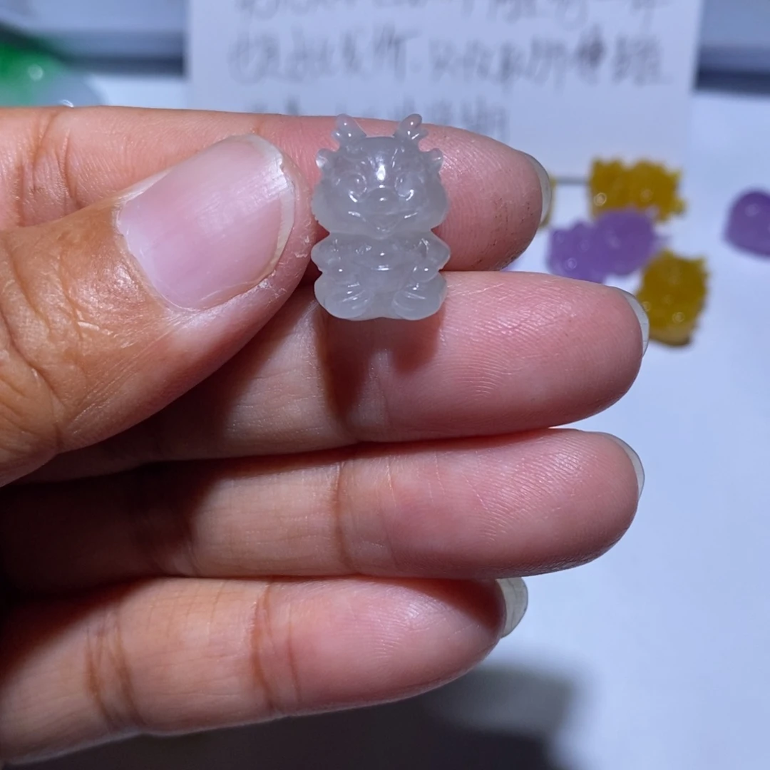 颈饰未镶嵌翡翠?**儿