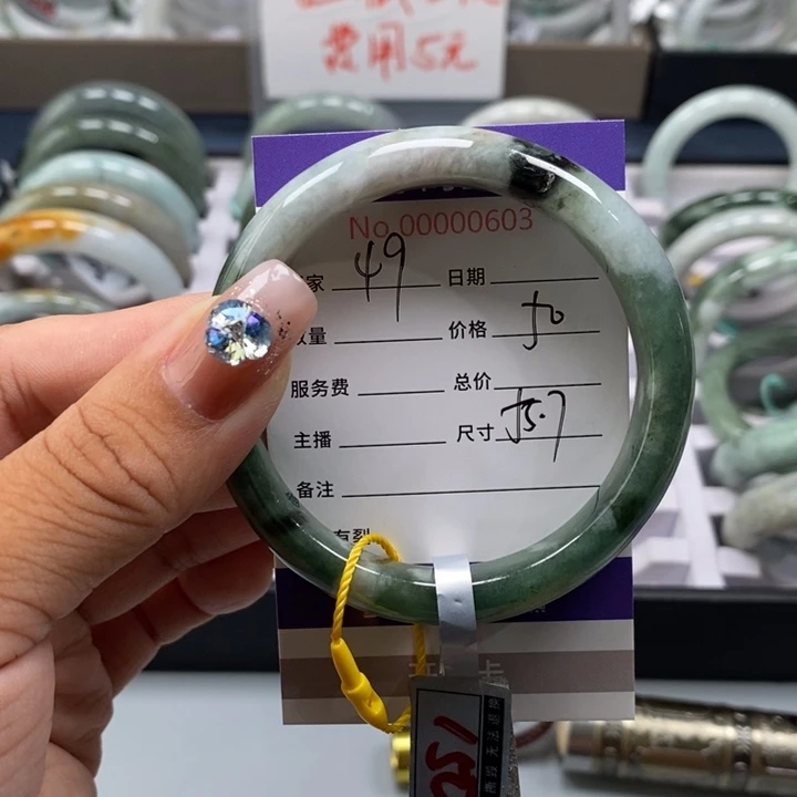 翡翠手镯未镶嵌翡翠