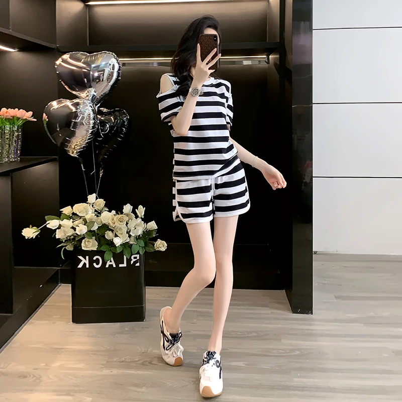 云珀夏季新款时尚休闲运动套装女宽松漏肩条纹短袖显瘦短裤两件套