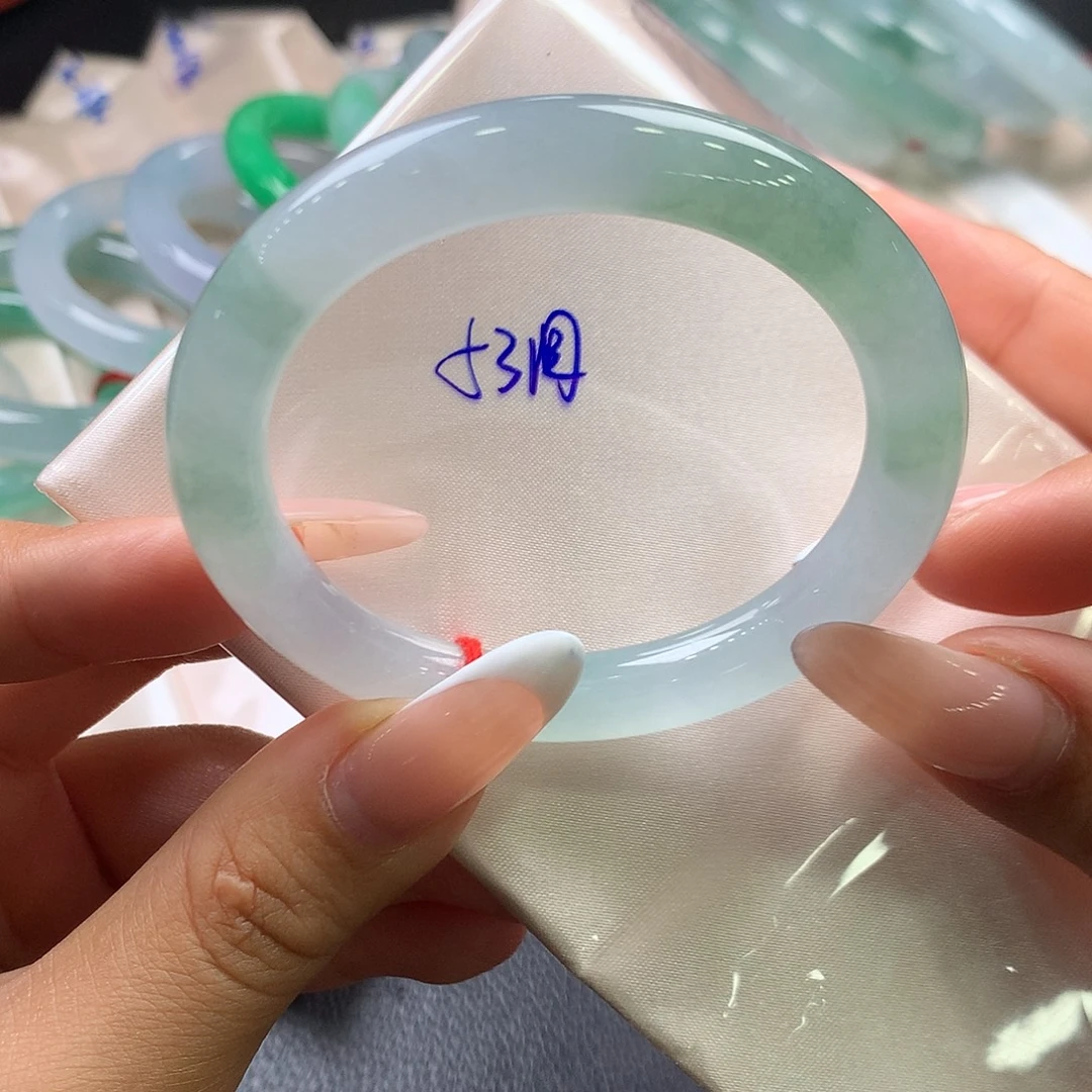 翡翠未镶嵌手镯（圆镯）46号小万战斗机