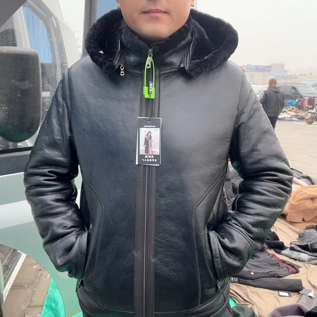 黑色帽款皮毛一体