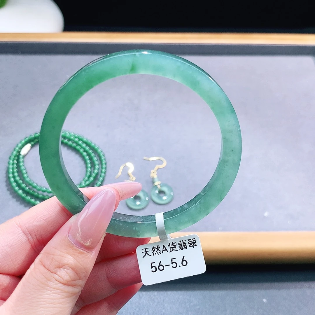 未镶嵌手镯（圆镯）翡翠