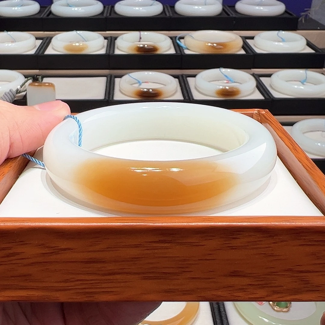 和田玉未镶嵌手镯