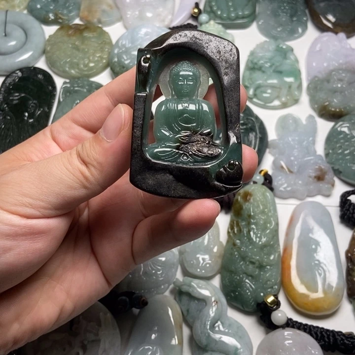 翡翠未镶嵌颈饰大日如来44