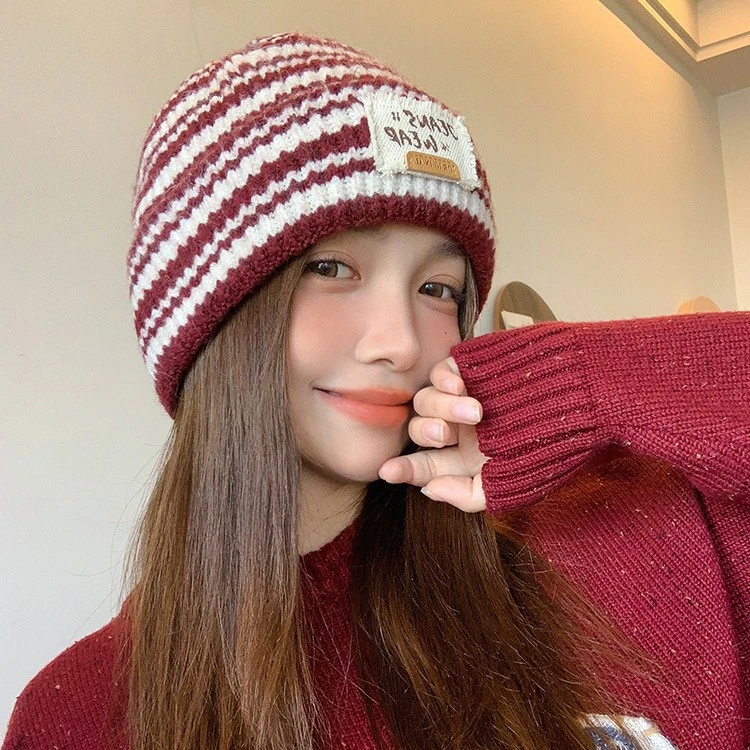 秋冬新款韩版时尚格纹字母贴布大头围毛线帽女针织帽新年出片神器