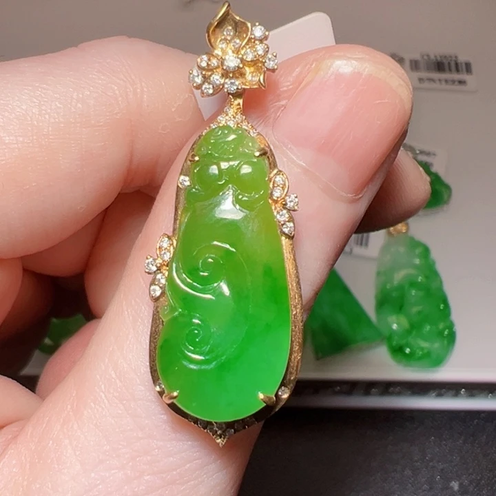 颈饰18K金镶嵌翡翠