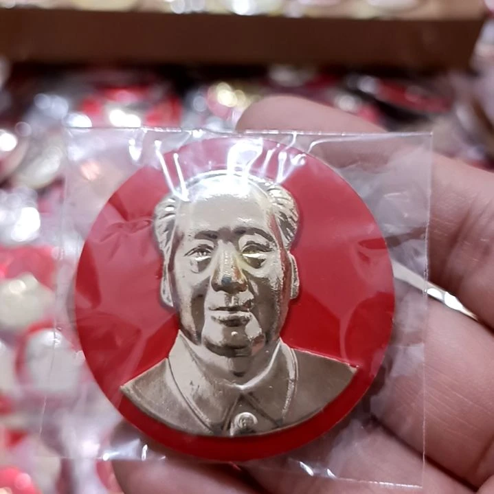 铝小*圆形红色文字像章