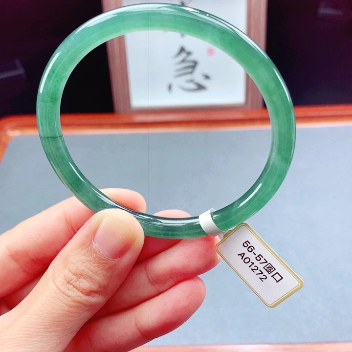 未镶嵌手镯翡翠圆镯