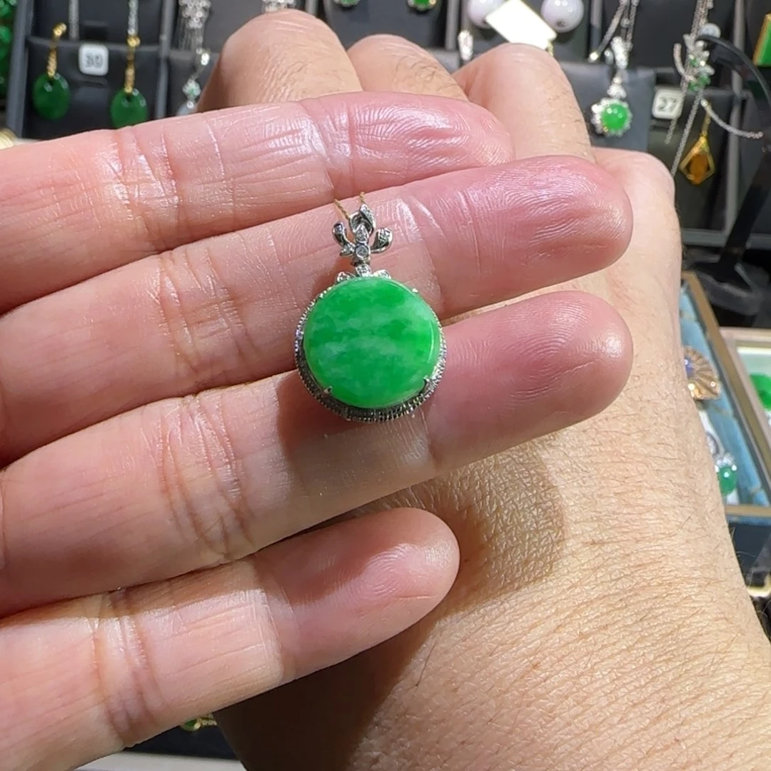 翡翠18K金镶嵌颈饰吊坠