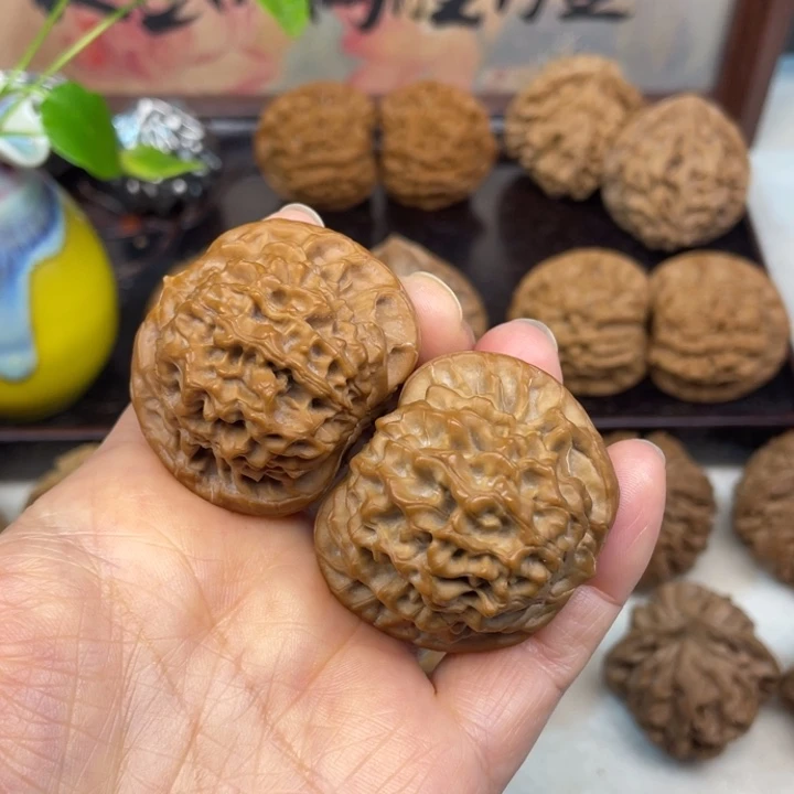 L***u核桃秦岭山脉文玩