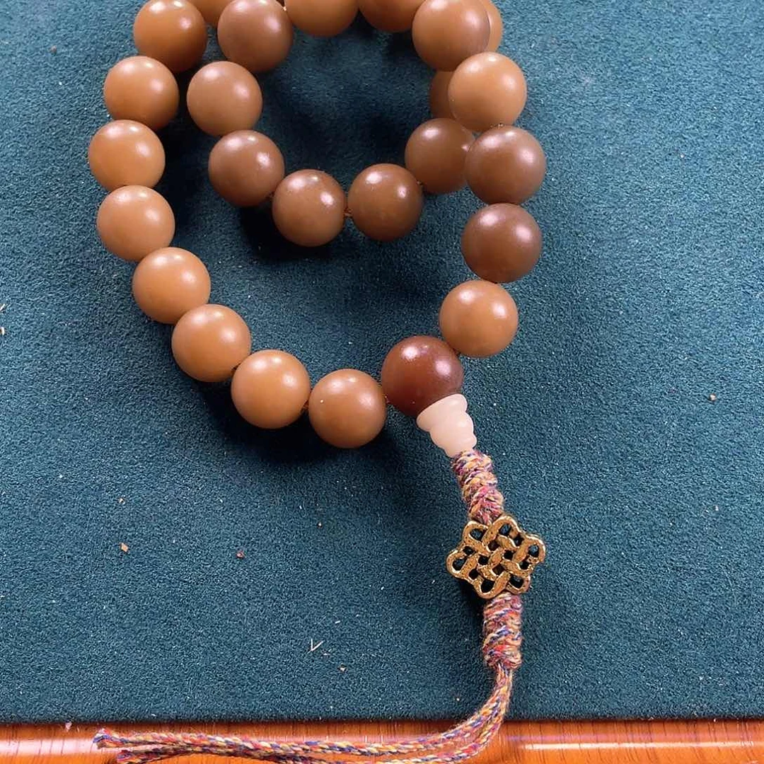 白玉菩提把件白玉菩提奶奶灰手持