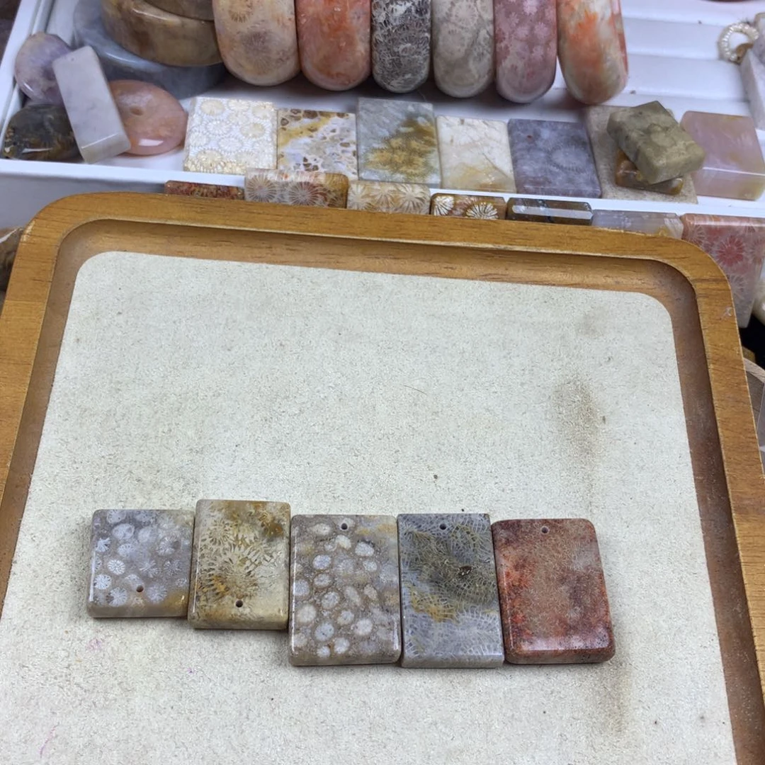 白***㋛硅化珊瑚（珊瑚玉）未镶嵌颈饰