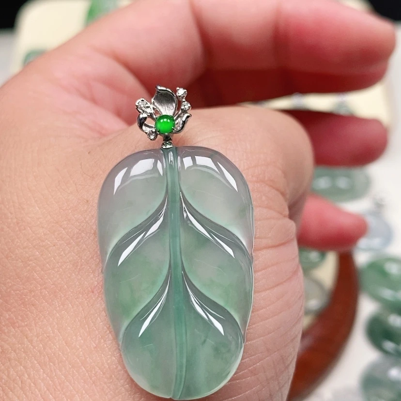【闪购商品】颈饰18K金镶嵌翡翠