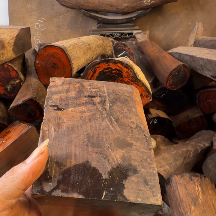 石***）木大红酸枝原料摆件