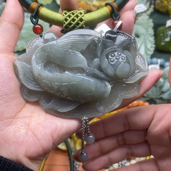 蛇纹石玉吊坠合金
