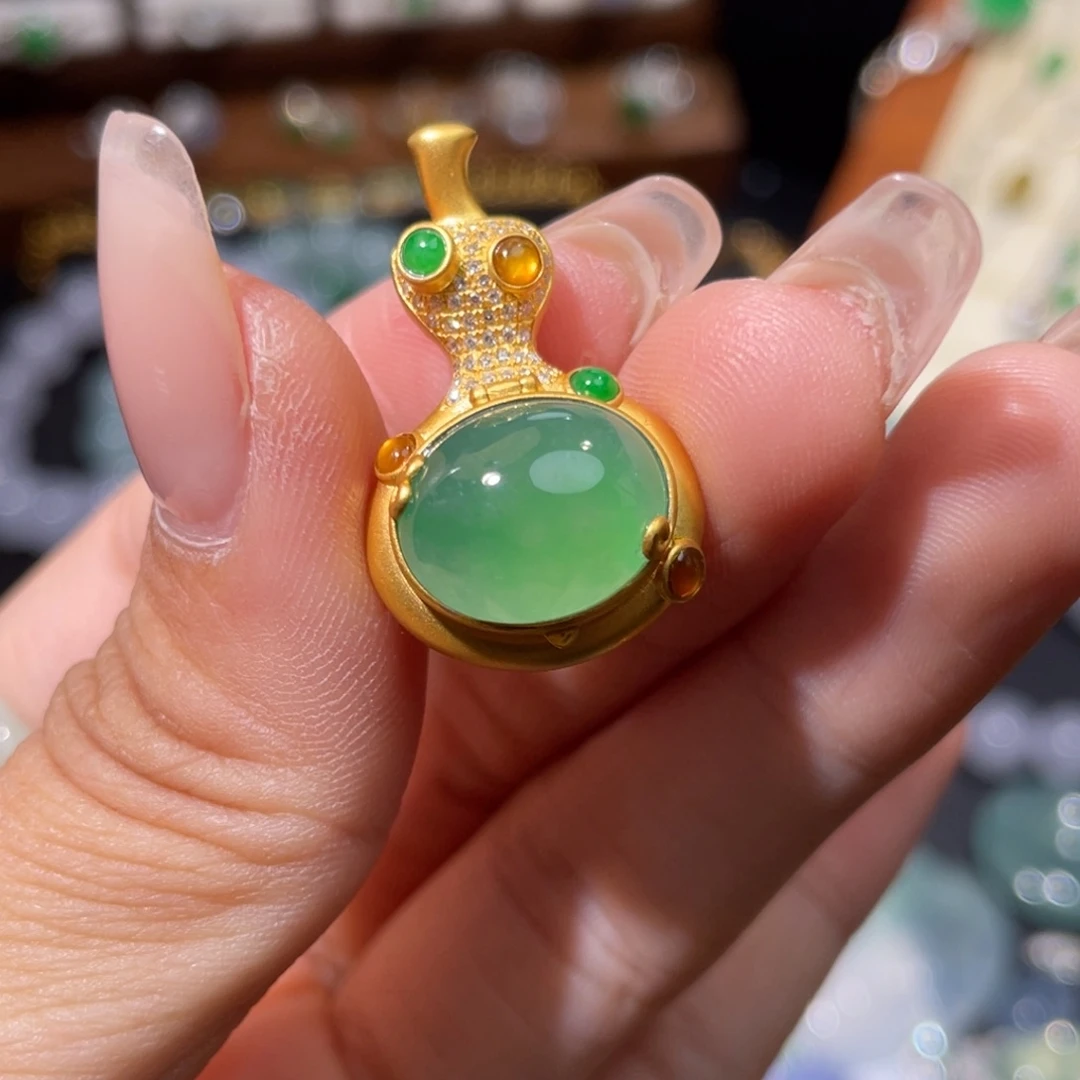 翡翠18K金镶嵌颈饰