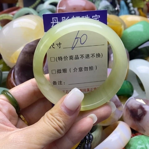 未镶嵌手镯石英质玉