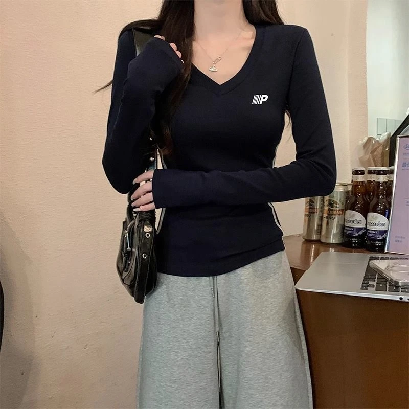 独特漂亮小衫T恤女秋季条纹正肩修身显瘦v领运动长袖纯欲短款上衣