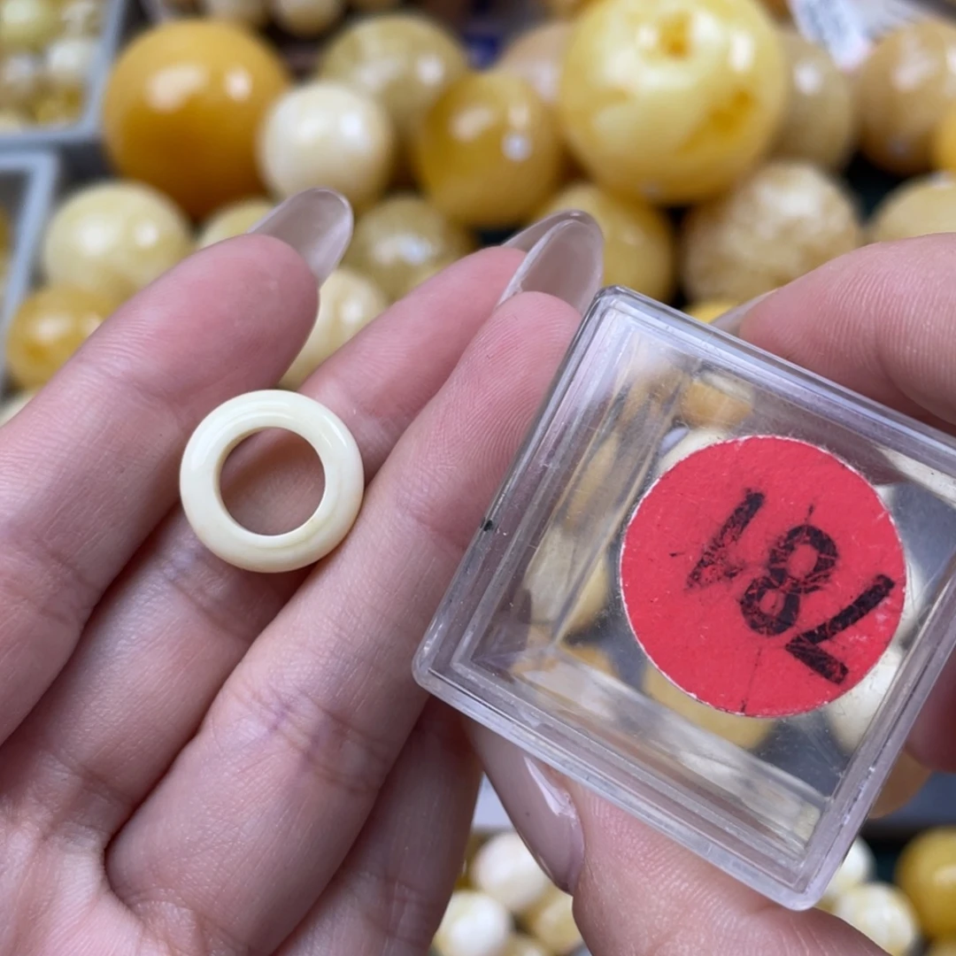 蜜蜡未镶嵌珠宝奇石