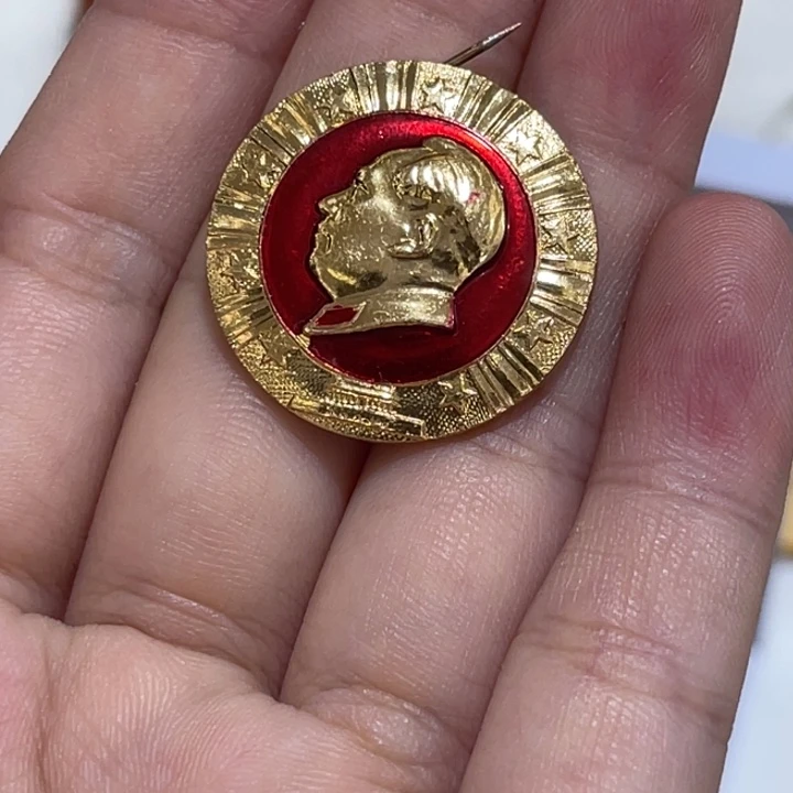 辉达利红色收藏纪念章