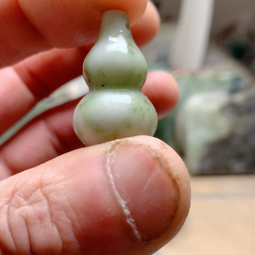 独山玉颈饰未镶嵌月*?