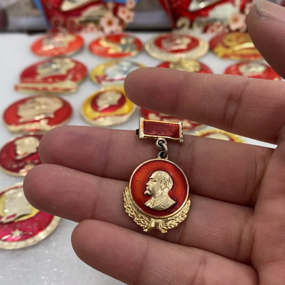 铝红色纪念章列胸挂