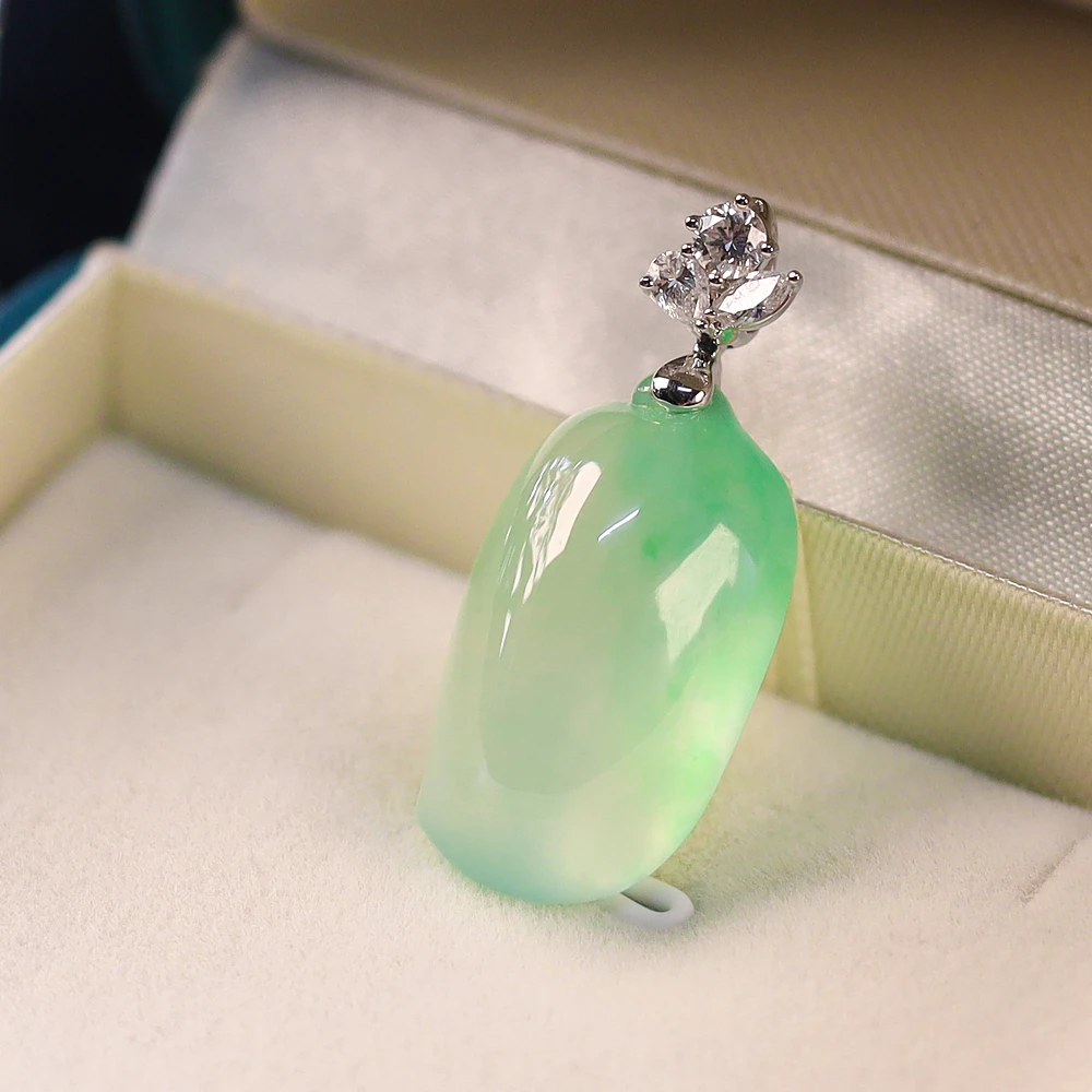 【三只猪珠宝】翡翠冰阳绿木那福瓜吊坠18k金镶嵌女款冰透冰绿