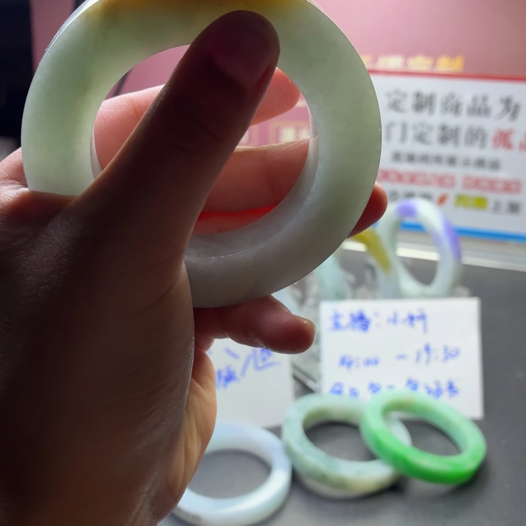 风***蝶定制翡翠未镶嵌缅A翡翠多样性发一