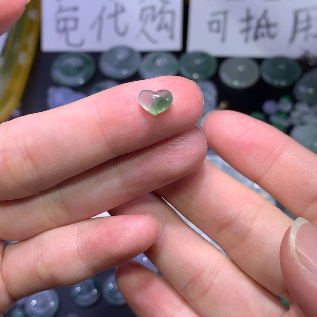 翡翠未镶嵌颈饰爱心