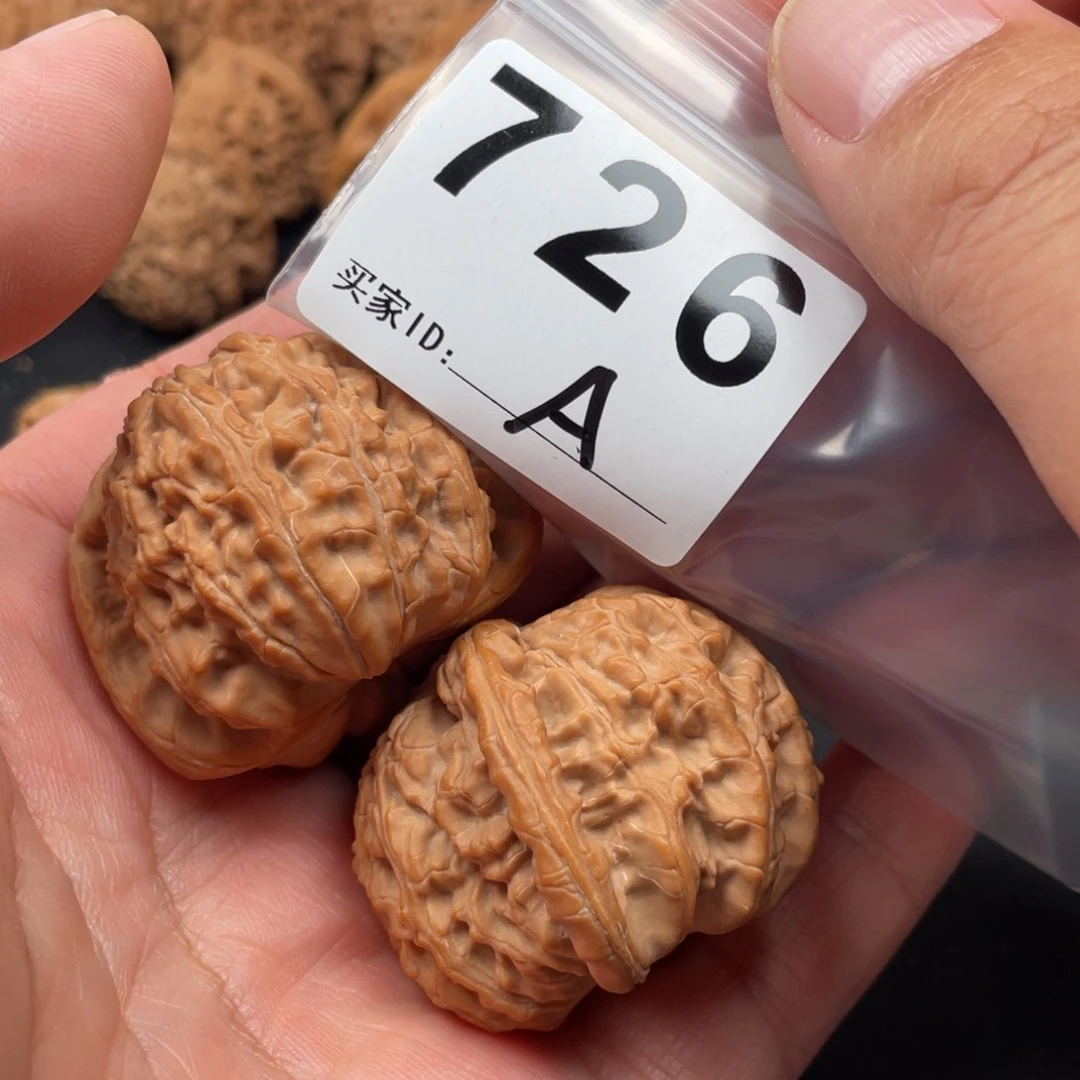 文玩核桃吊坠白狮子43